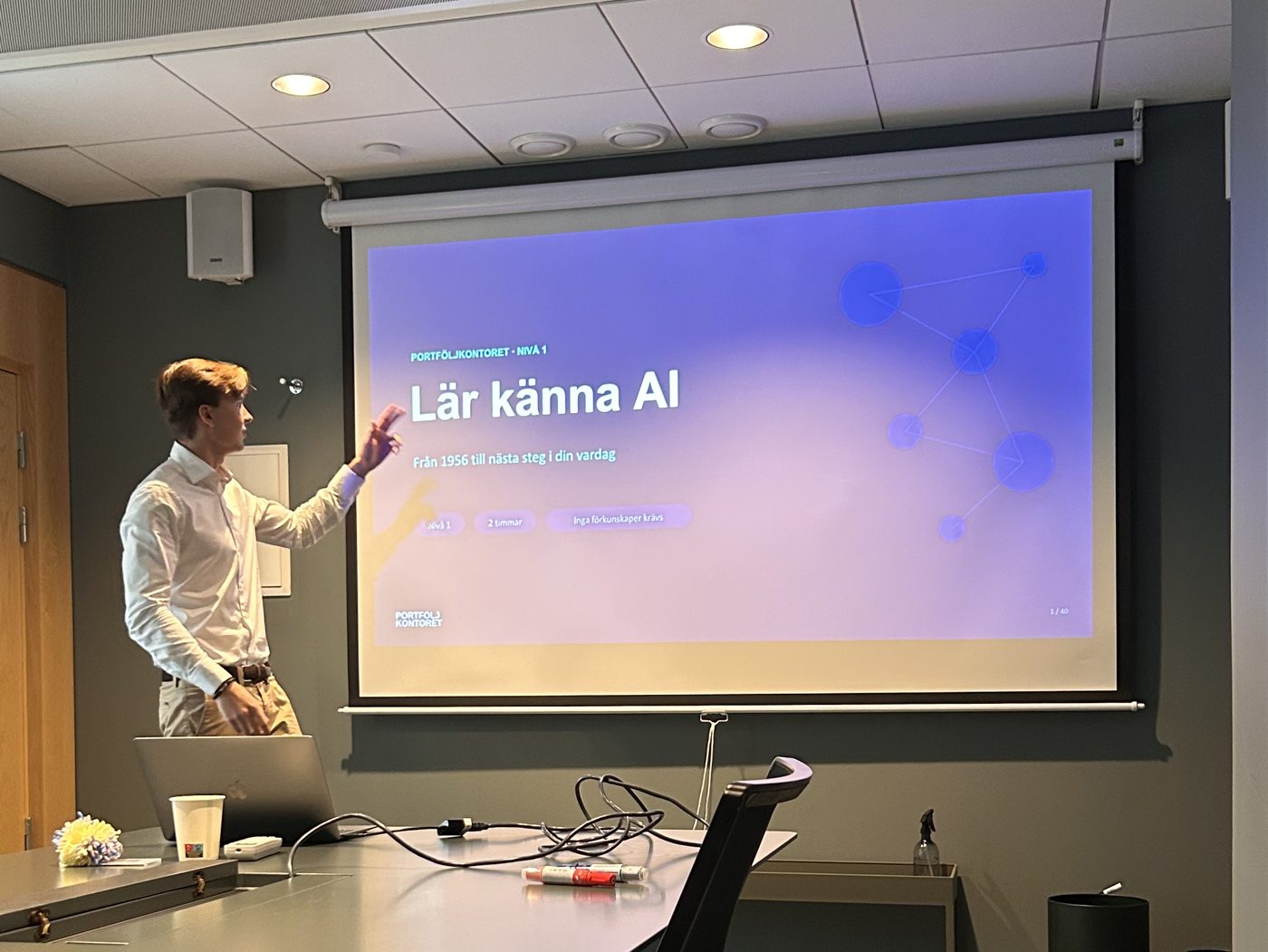 Föreläsning i AI-trappans Nivå 1, Lär känna AI, under pilotutbildningen i september 2026